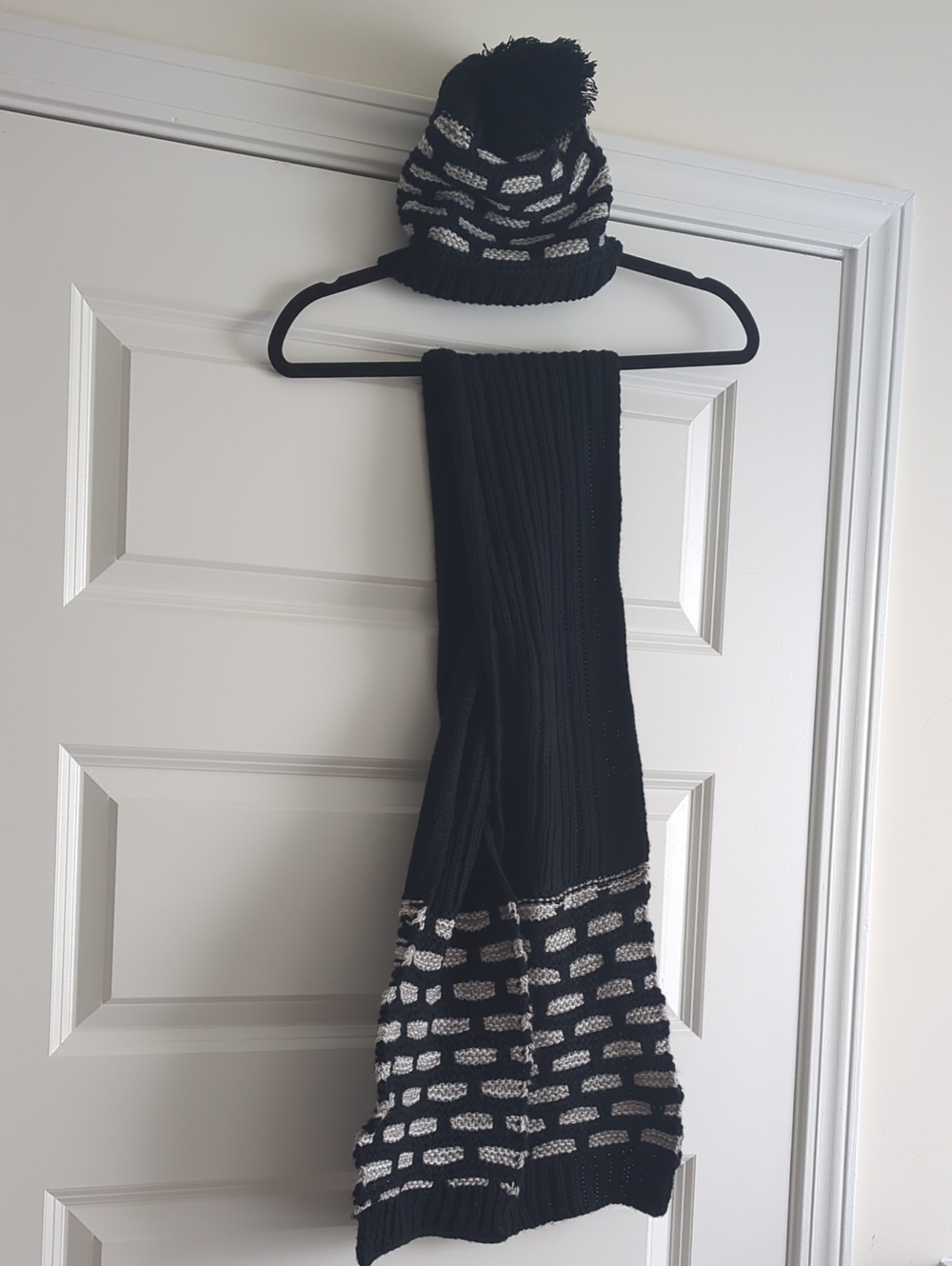 Joe Boxer Black & White Pom-Pom Knit Hat and Matching Scarf L72